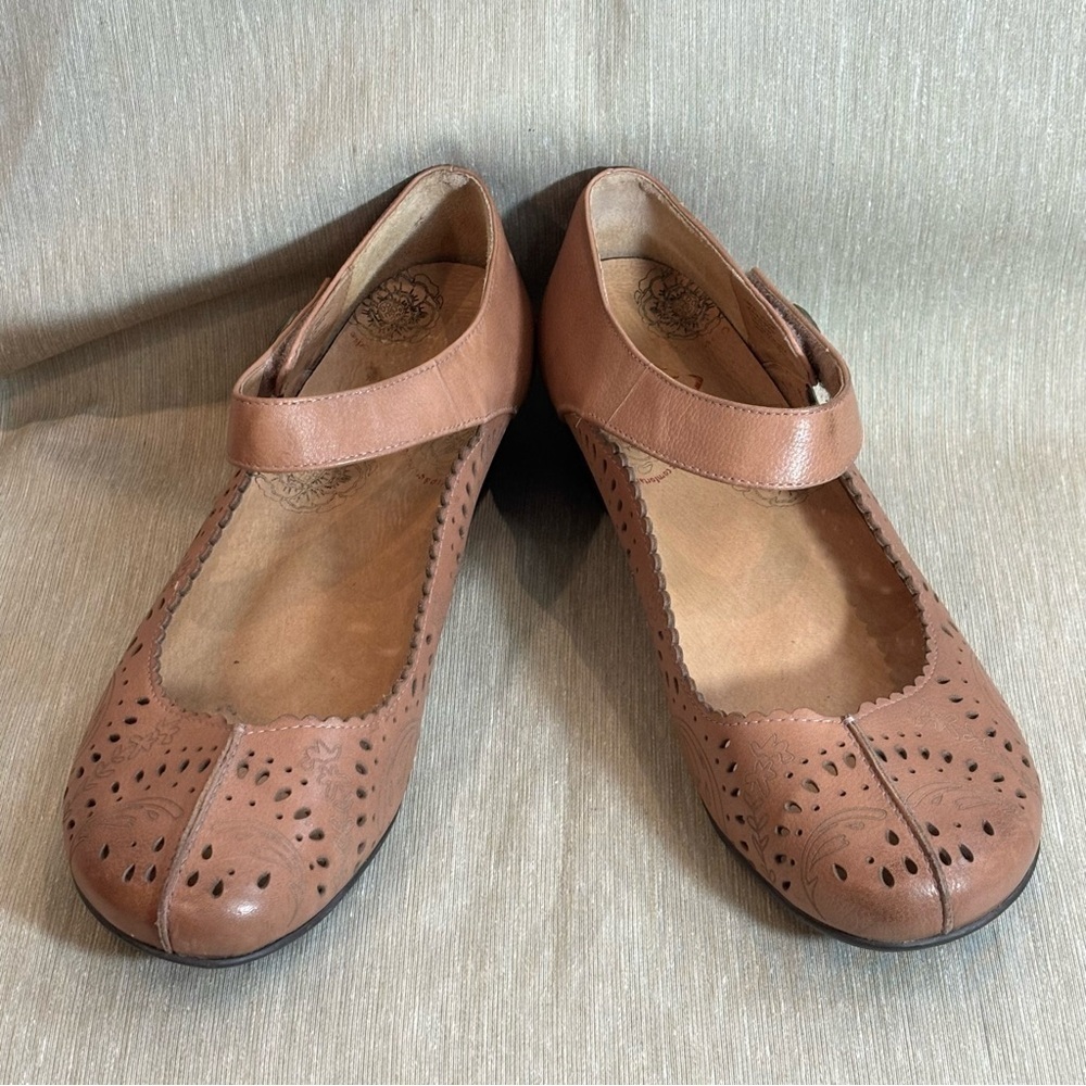 TAOS Sz 11 Tango Mary Jane Laser Floral Eyelet Comfort Shoes Velcro Straps